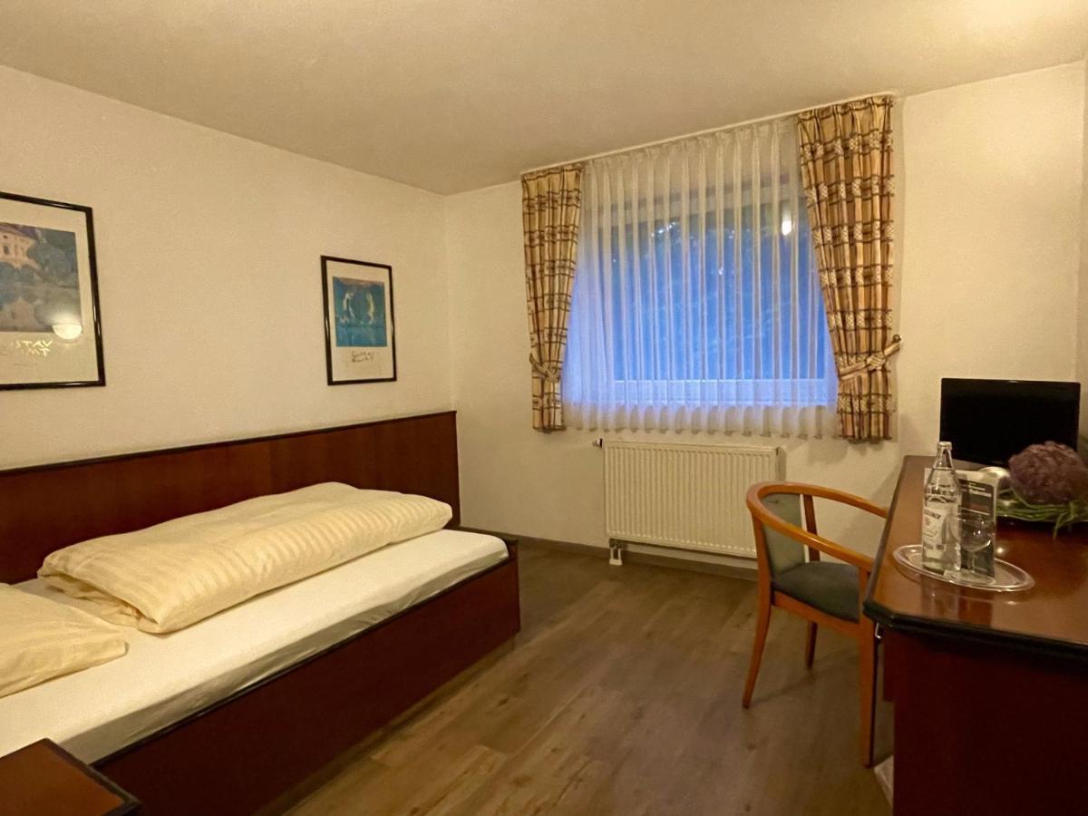 Hotel Haus Hubertus Elsdorf Bagian luar foto