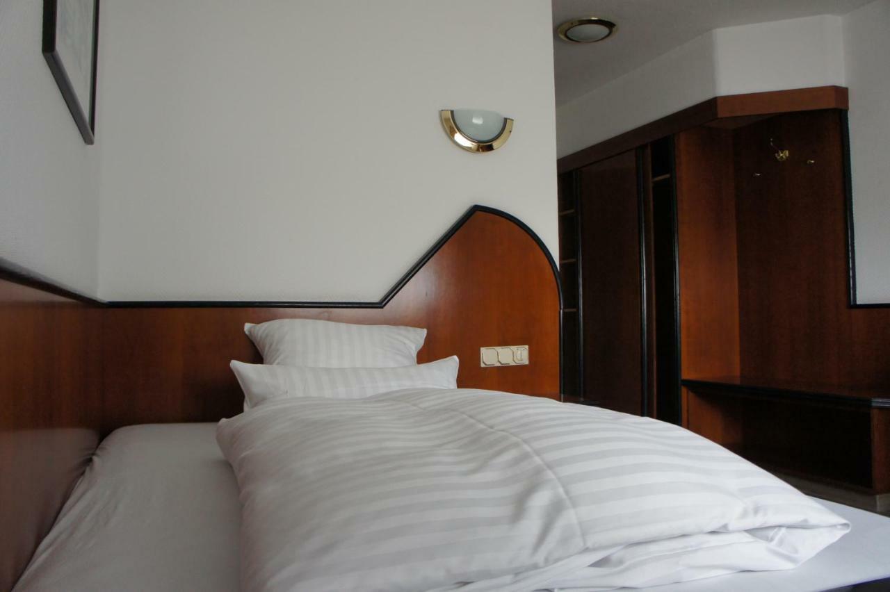 Hotel Haus Hubertus Elsdorf Bagian luar foto